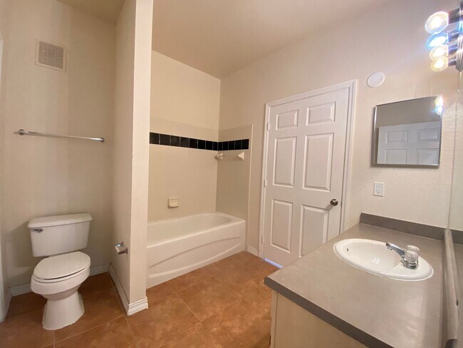Building Photo - 6025 Westgate Dr