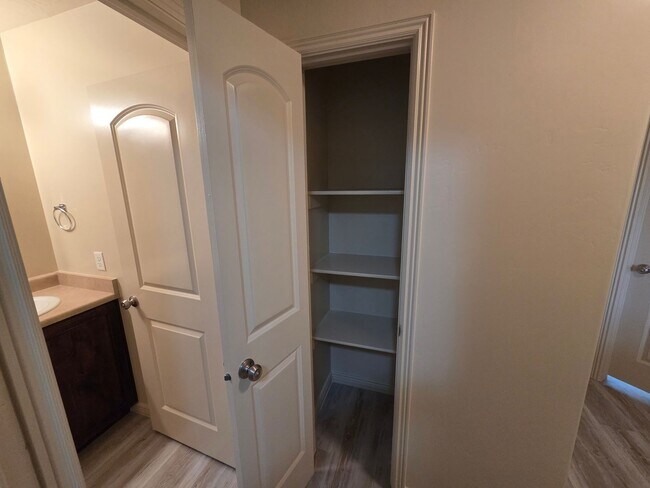 Building Photo - Large 4 Br - like new under $2k!