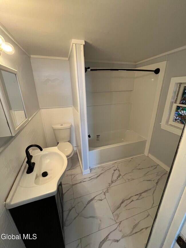 Building Photo - 715 Hudson Ave