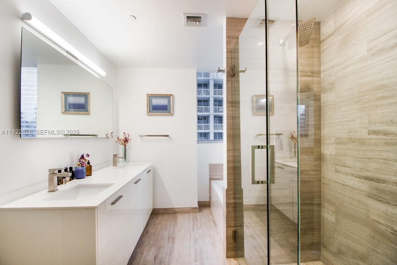 Building Photo - 1300 Brickell Bay Dr