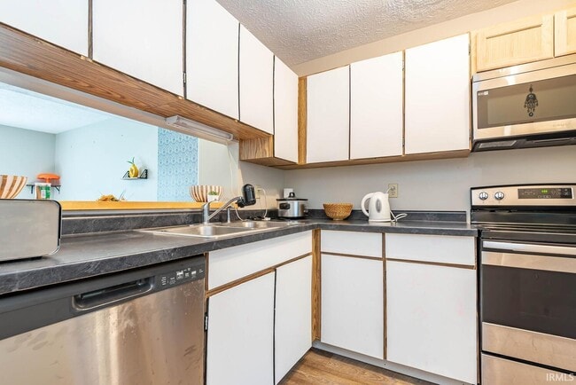 Building Photo - 2457 S Burberry Ln