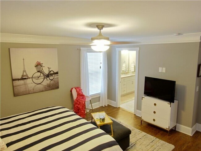 Building Photo - 3 Bedroom 2 Bath near the Beltline