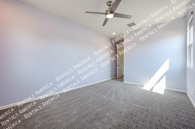 Building Photo - 3090 S Jasmine Dr