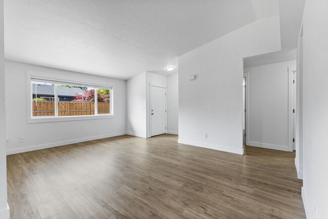 Building Photo - Beautifully Renovated 3-Bedroom Home in Qu...