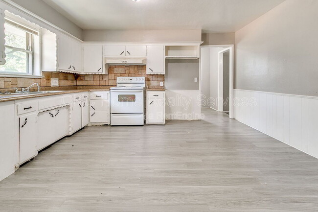 Building Photo - 8712 NE 25th St