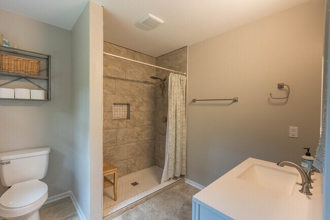 Building Photo - 210 Elliott Ct