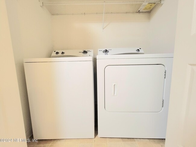 Building Photo - 915 Scrub Jay Dr