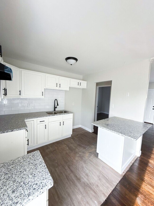 Building Photo - Move-In Ready Columbus Home Featuring Mode...