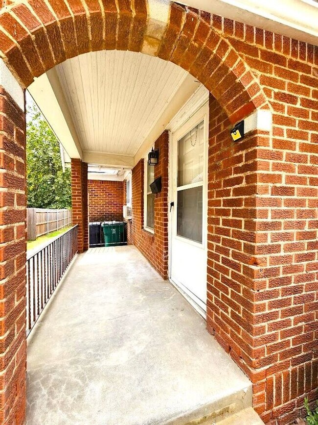 Building Photo - Remodeled 1 BED 1 BATH DUPLEX MIILER'S BLVD HISTORIC DISTRICT