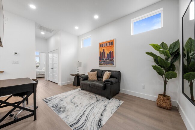 Building Photo - 6815 Paris St