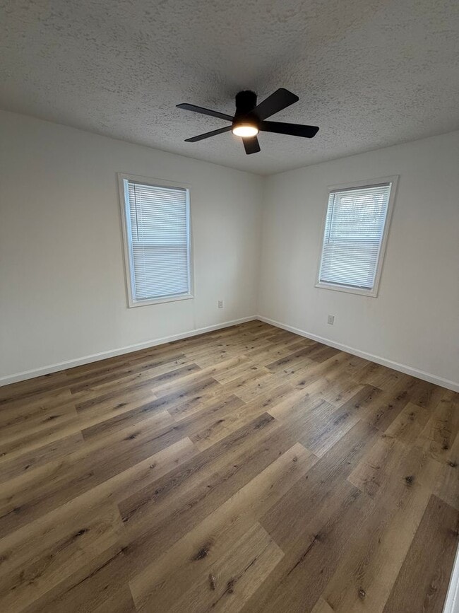 Building Photo - 405 E Cowing Dr