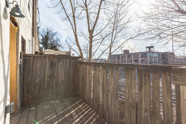 Building Photo - Newly Updated 2 bedroom 1 Bathroom House f...