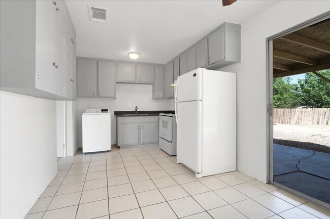 Building Photo - 2805 Sultana St