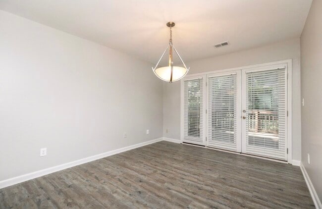 Building Photo - 1119 Riverbend Club Dr SE