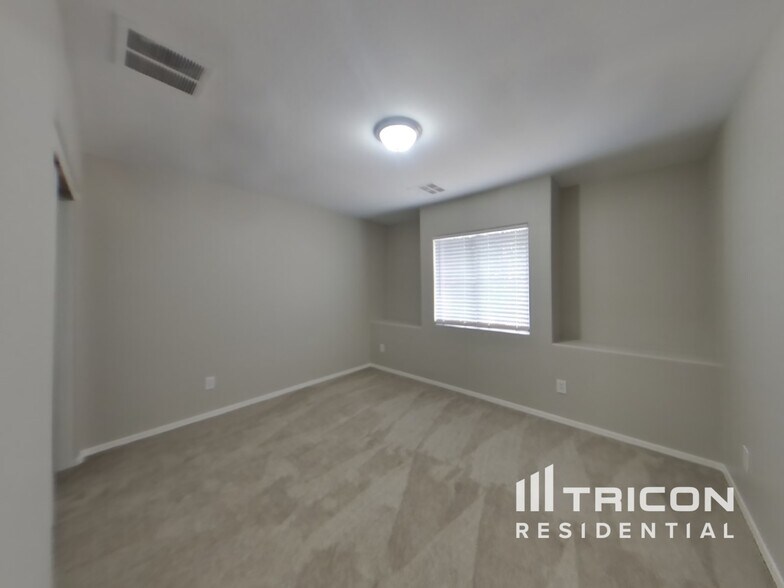 Building Photo - 4930 E Del Rio Dr