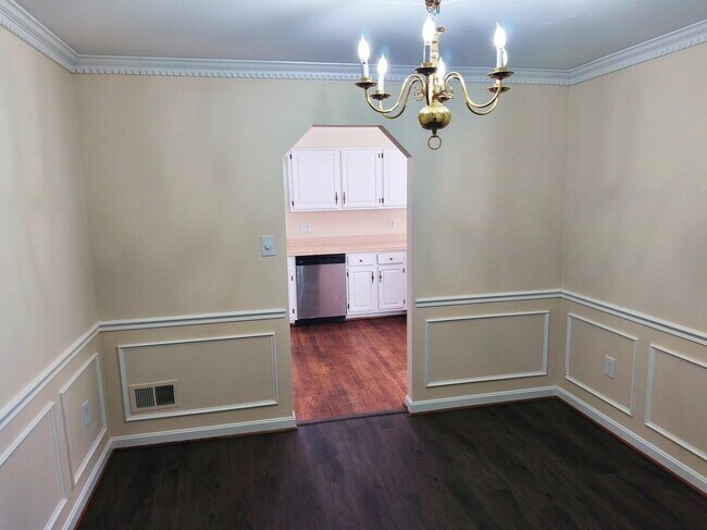 Building Photo - Charming Fair Woods Townhome Awaits