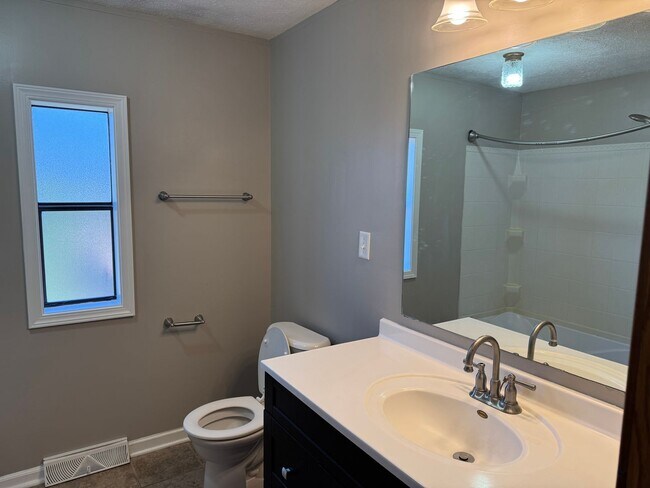 Building Photo - Bright and spacious split-entry home with ...