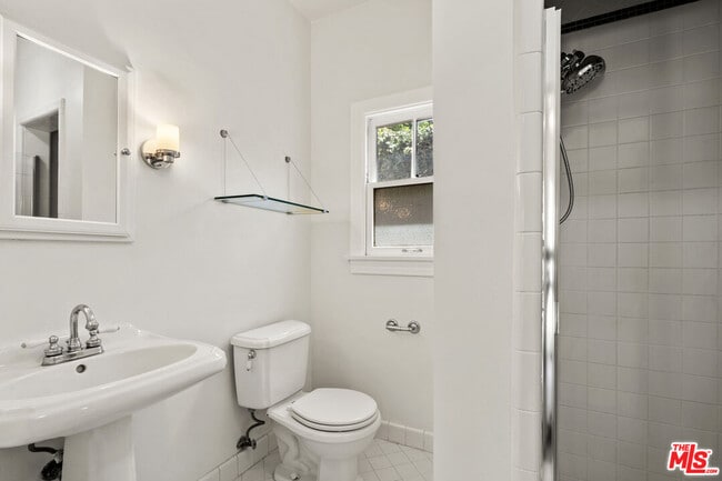 Building Photo - 448 Westmount Dr