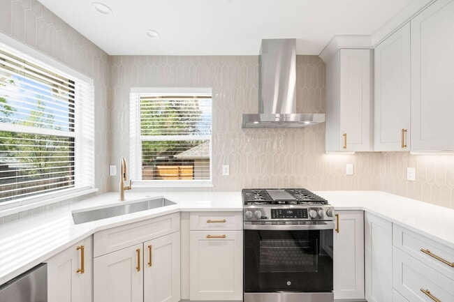 Building Photo - Remodeled 4BD, 3.5BA Home in South Park Hill with 2-Car Garage