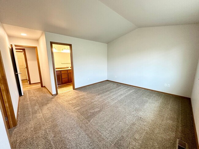 Building Photo - Spacious 4 Bedroom 2 Bathroom Home on Culd...