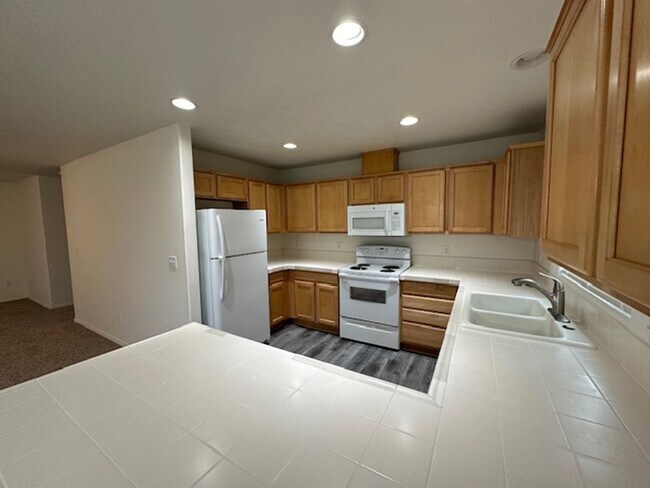 Building Photo - Super Clean 3 Bedroom Home -   Pet Conside...