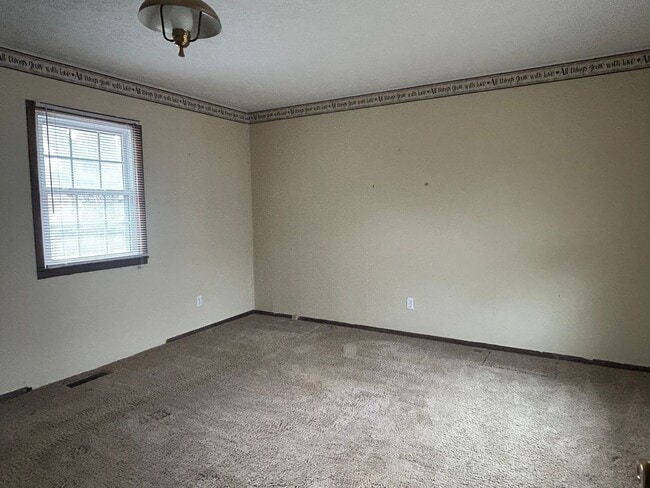 Building Photo - Very spacious 4 bedroom, 2 bath home in Kickapoo Schools! This will go fast!