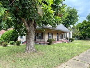 Building Photo - 904 W Oak Ave