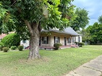 Building Photo - 904 W Oak Ave