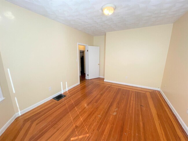 Building Photo - 203 Holland St