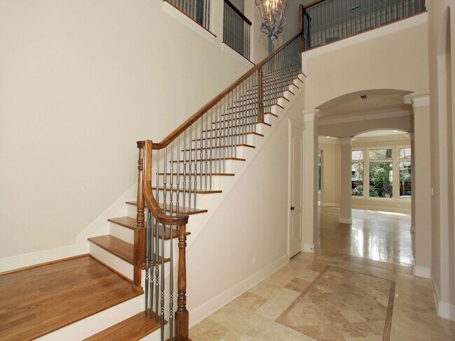 Building Photo - 15 Serenade Pines Pl