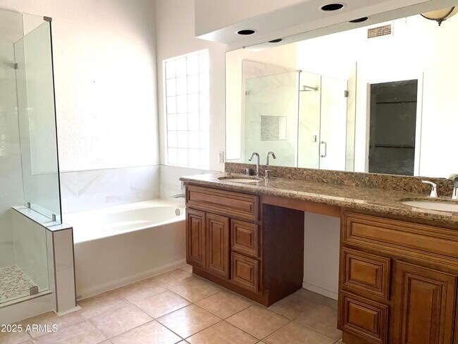 Building Photo - 5918 E Woodridge Dr