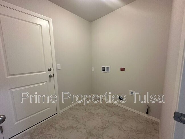 Building Photo - 13143 S 72nd E Ave