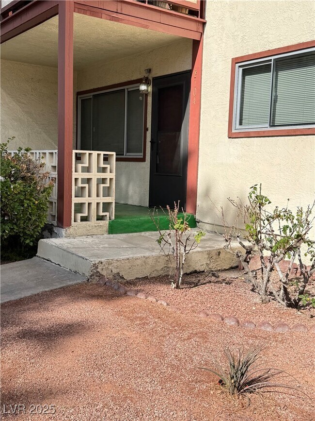 Building Photo - 350 E Desert Inn Rd