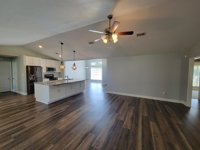Building Photo - 3808 Saber Tooth Cir
