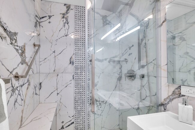 Building Photo - 400 E Randolph St