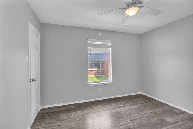 Building Photo - 691 Montana Ct N