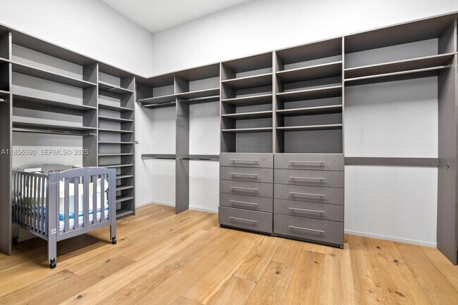 Building Photo - 2700 NE 18th St