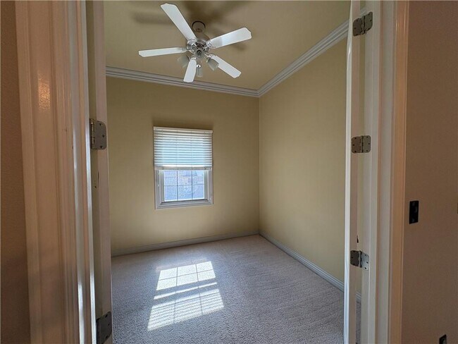 Building Photo - 2505 S Everest Ave