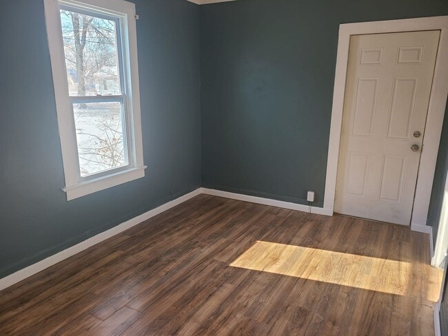 Building Photo - Large 5 bed home