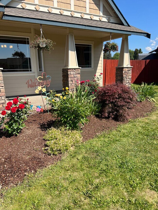 Building Photo - Modern 3 Bedroom Home