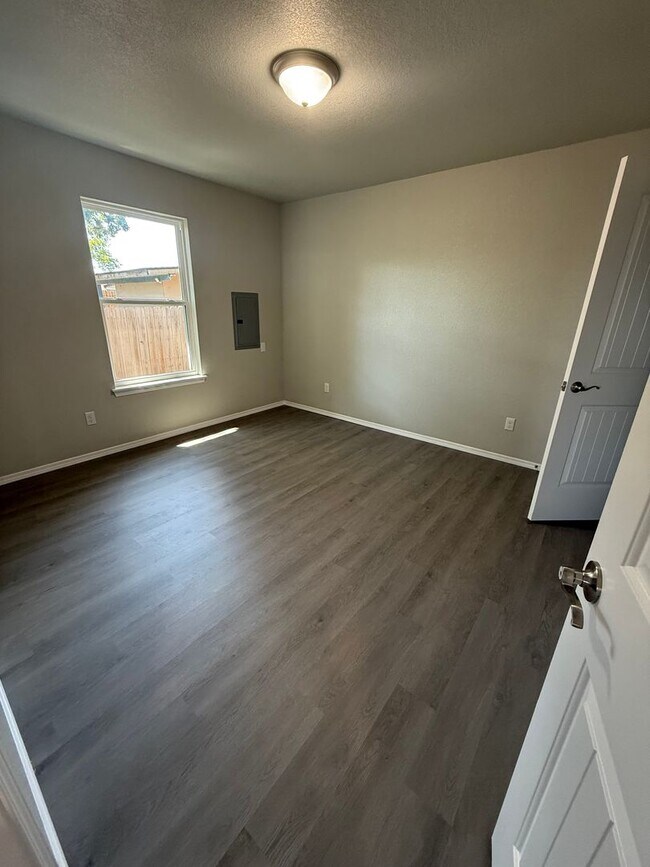 Building Photo - 2109 Birnie Ave