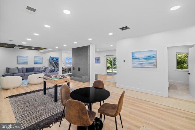 Building Photo - 5510 Beach Dr