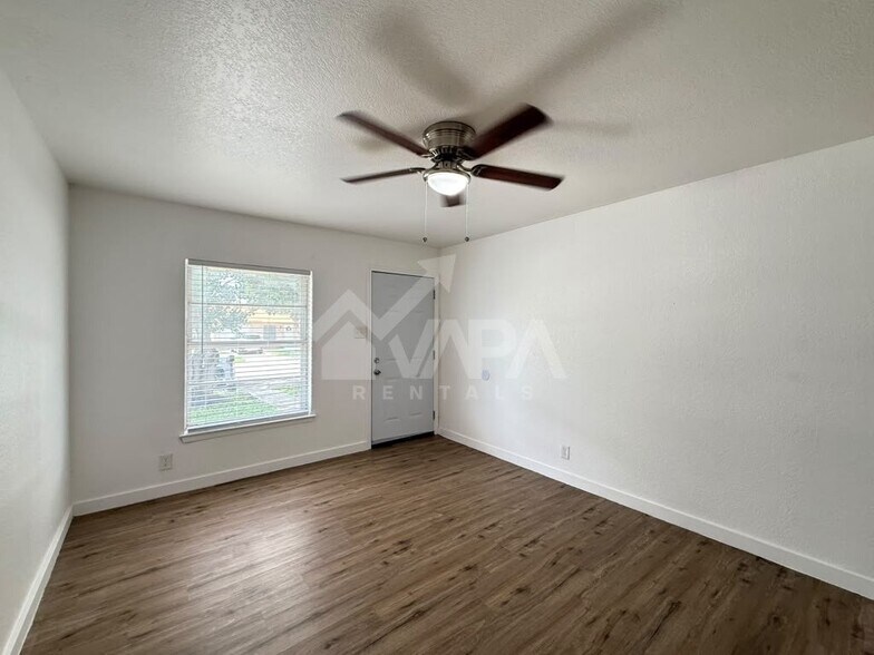 Building Photo - 4847 Featherock Dr