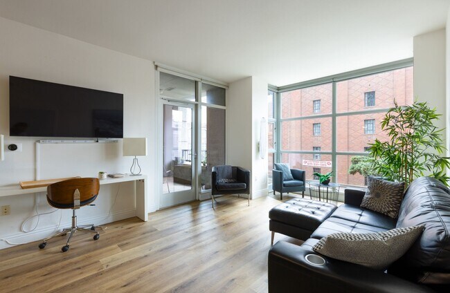 Building Photo - Modern 2 Bed/ 2 Bath Condo in the Heart of...