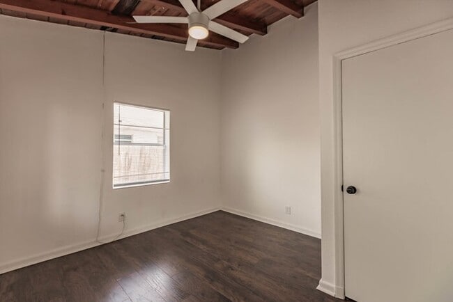 Building Photo - TWO BEDROOM CHARMER IN WEST PALM BEACH