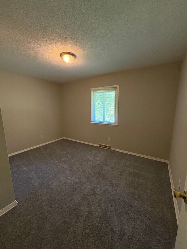 Building Photo - Spacious 3bedroom House  ($500.00 off firs...