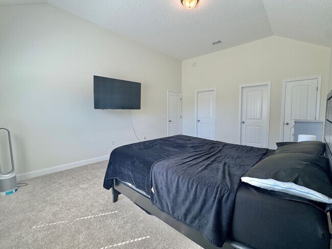 Building Photo - MOVE-IN READY! (Pet Friendly)