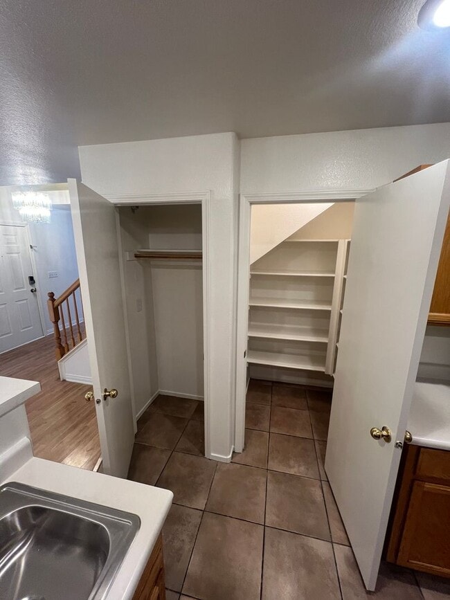 Building Photo - 3 bedrom 2.5 bath Gated Community Townhome with community  Pool, Spa & Private Garage