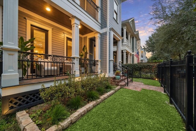 Building Photo - 1030 Waverly St