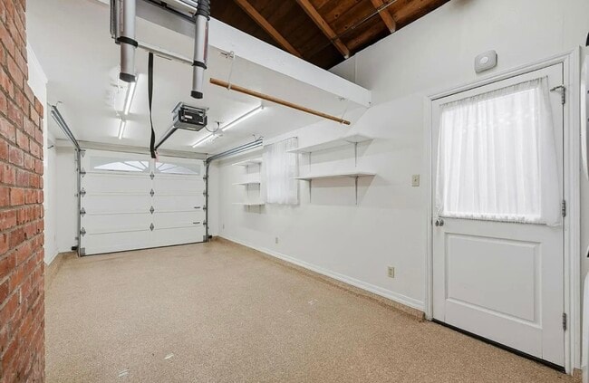 Building Photo - House For Rent